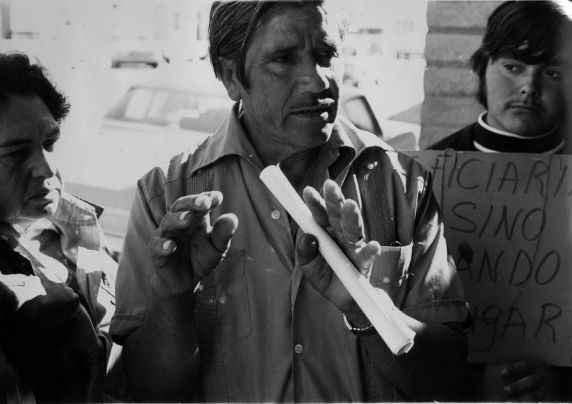 (3196) Francisco Gomez speaks with Calexico Strike demonstrators, 1973 (3196) Francisco Gomez speaks with Calexico Strike demonstrators, 1973